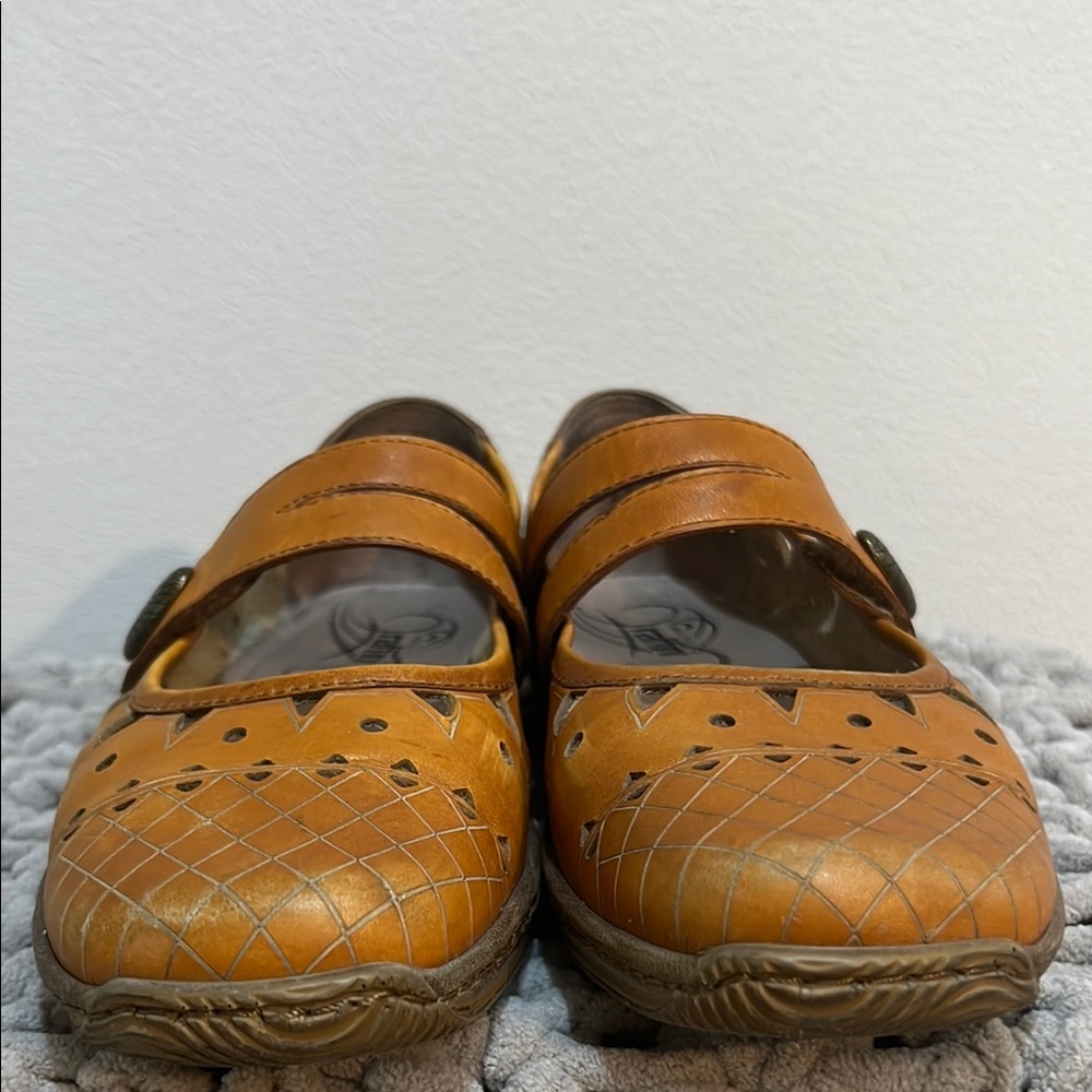 Umberto Raffini Tan Leather Mary Jane Flat with Perforated Design - Picture 5 of 14